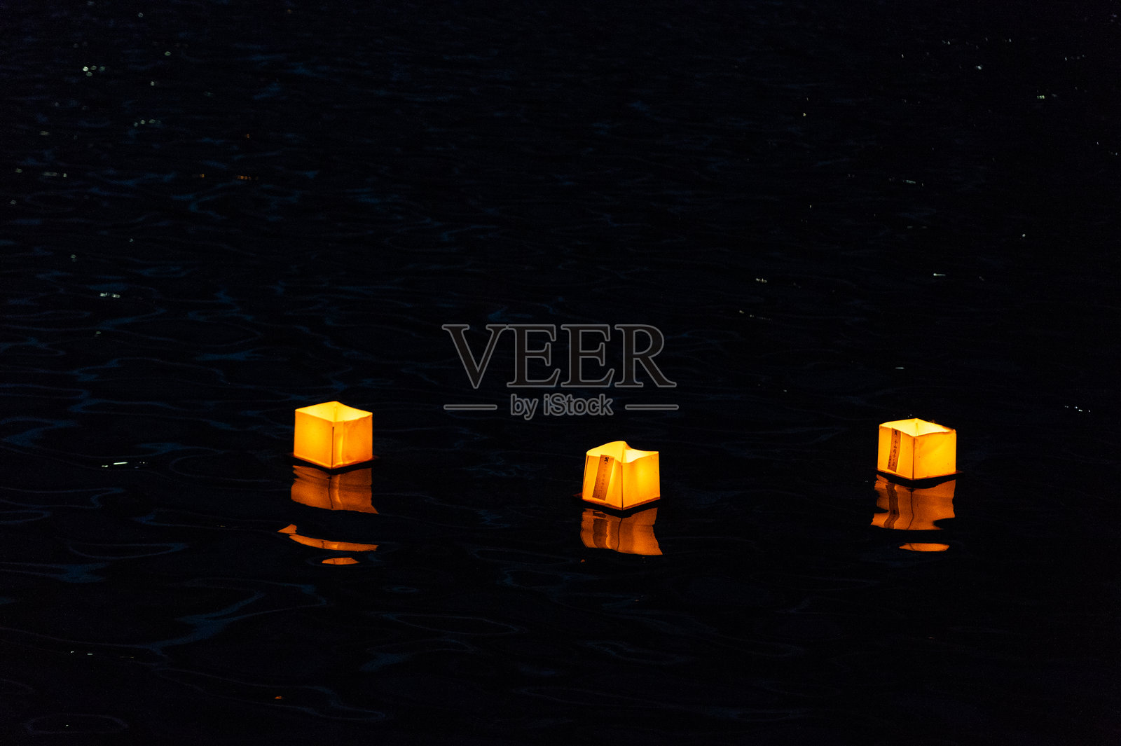 水上灯笼照片摄影图片