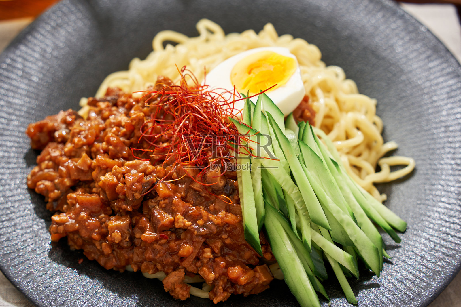 炸酱面(中式炸酱面)照片摄影图片