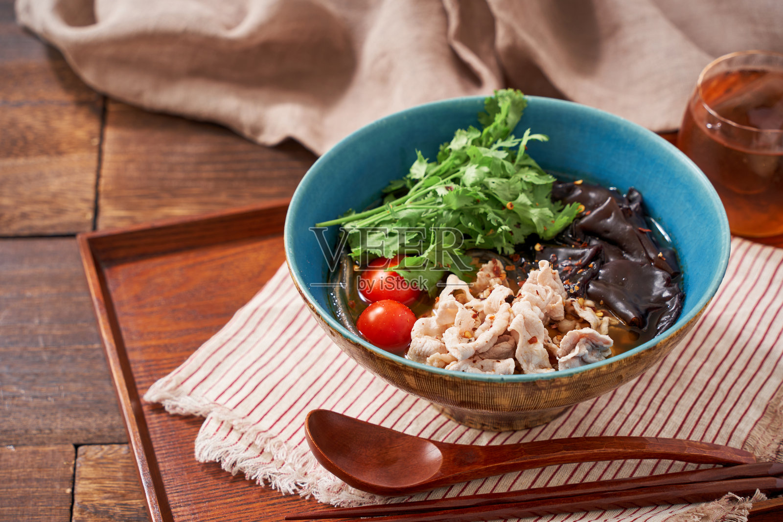 麻辣汤配玻璃面、猪肉和黑木耳照片摄影图片