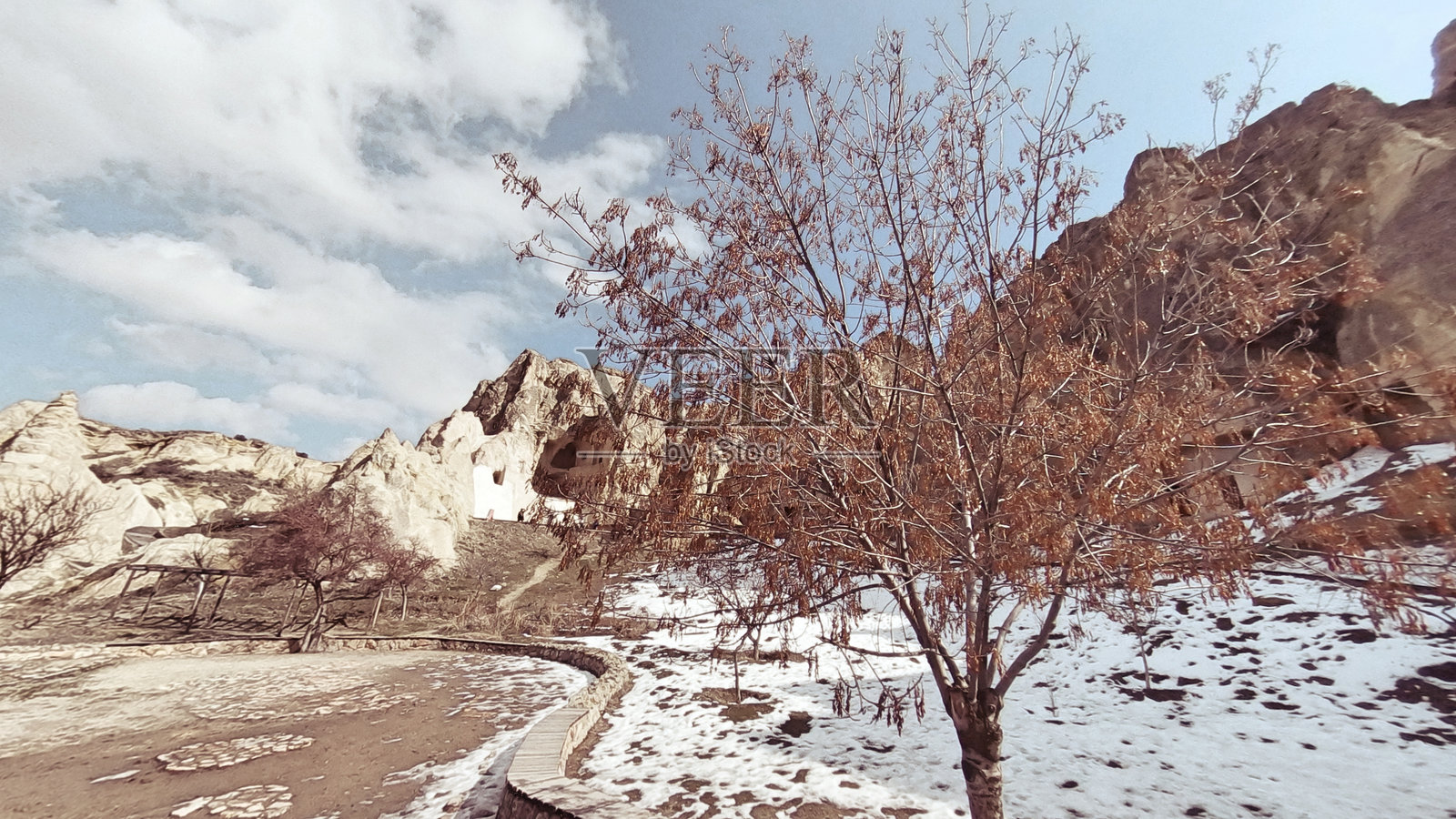 土耳其卡帕多西亚的戈雷梅山谷,古老的洞穴教堂被雕刻成山的山坡照片摄影图片