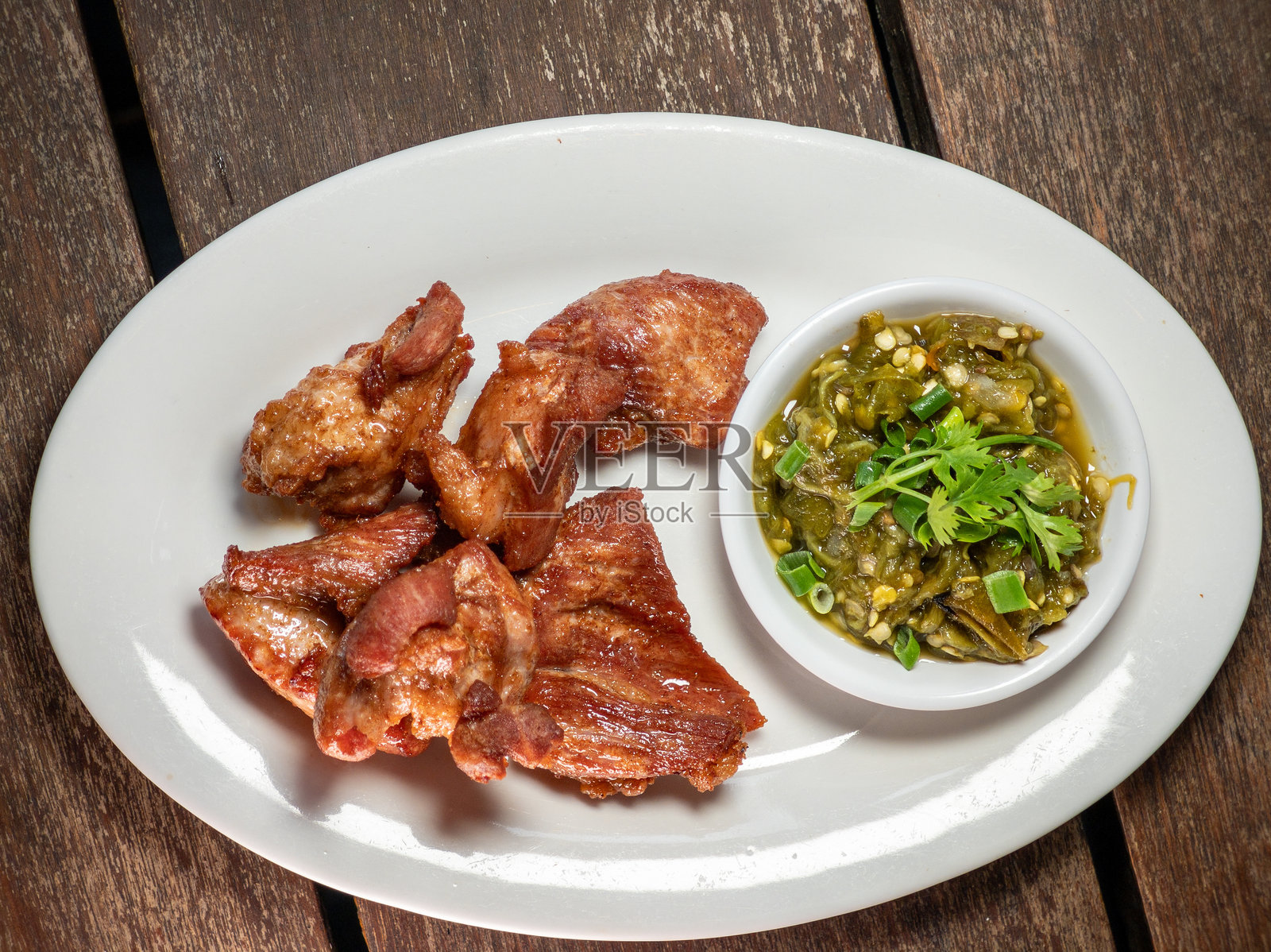 酥脆可口的泰国北部炒猪肉照片摄影图片