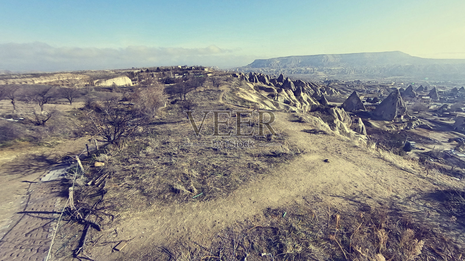 土耳其卡帕多西亚的戈雷梅山谷,古老的洞穴教堂被雕刻成山的山坡照片摄影图片