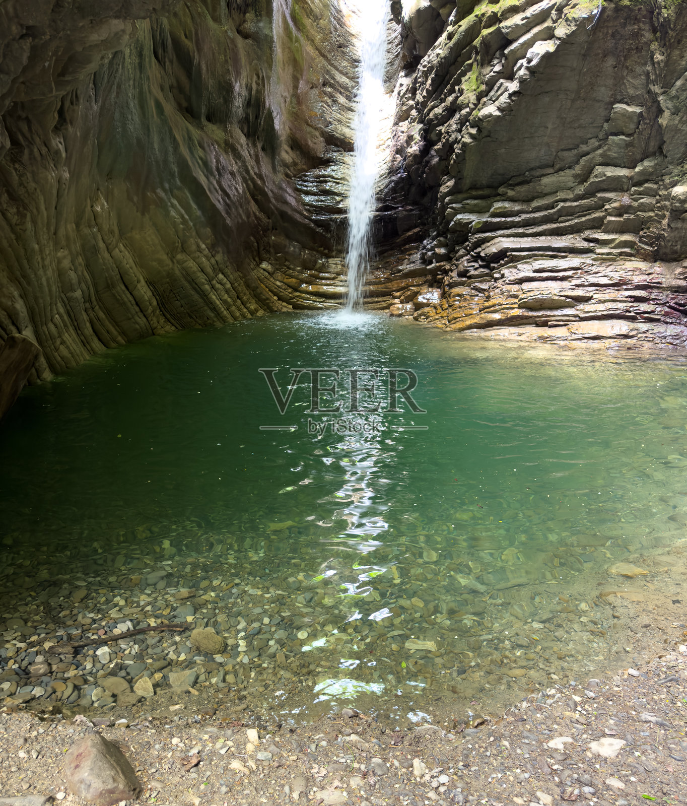 夏天山间河流上的瀑布照片摄影图片