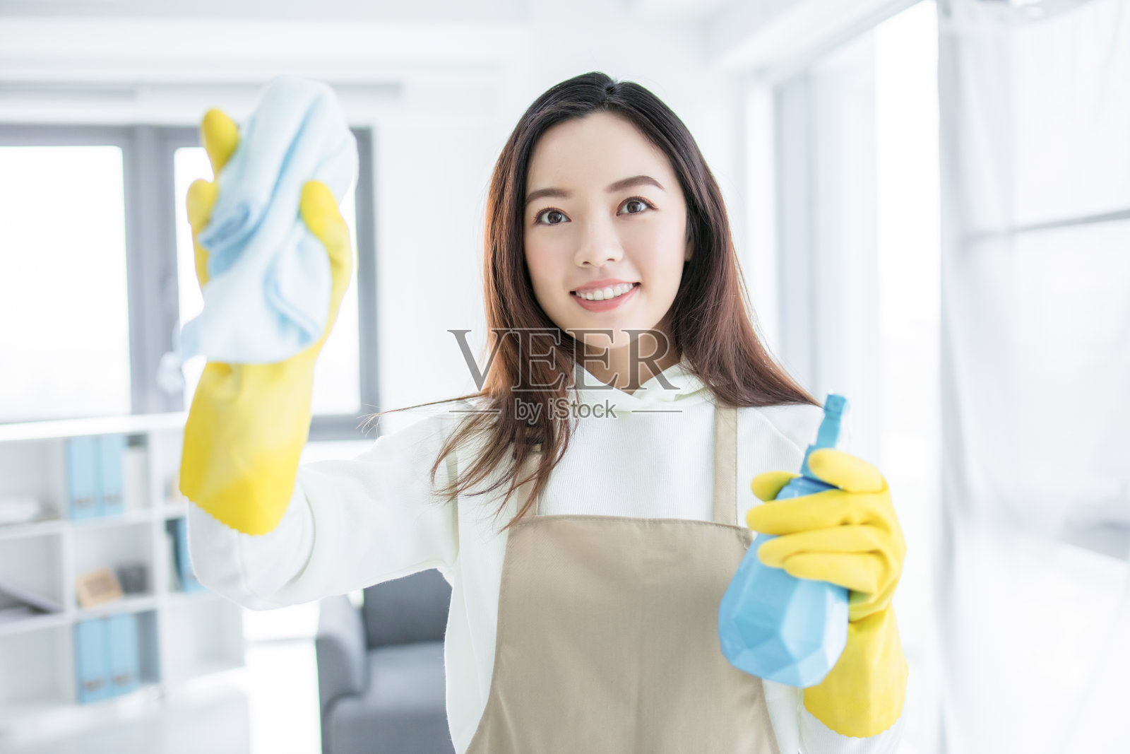 漂亮的女孩打扫房子照片摄影图片