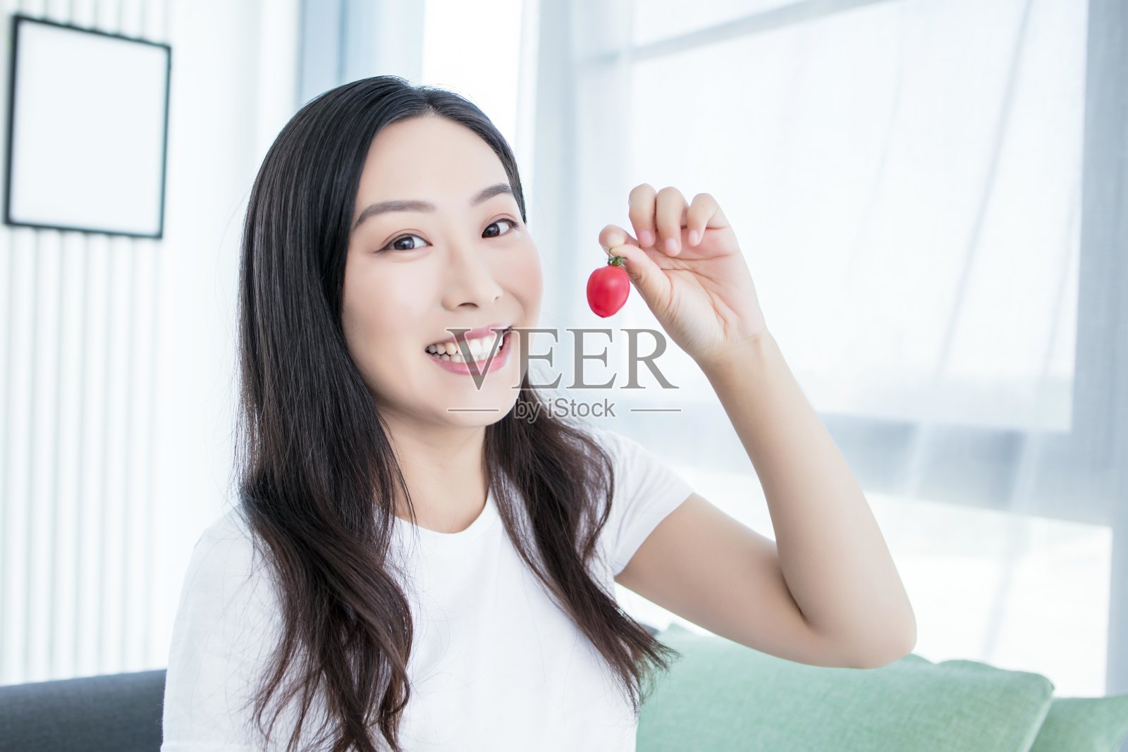 拿着西红柿的亚洲女人照片摄影图片