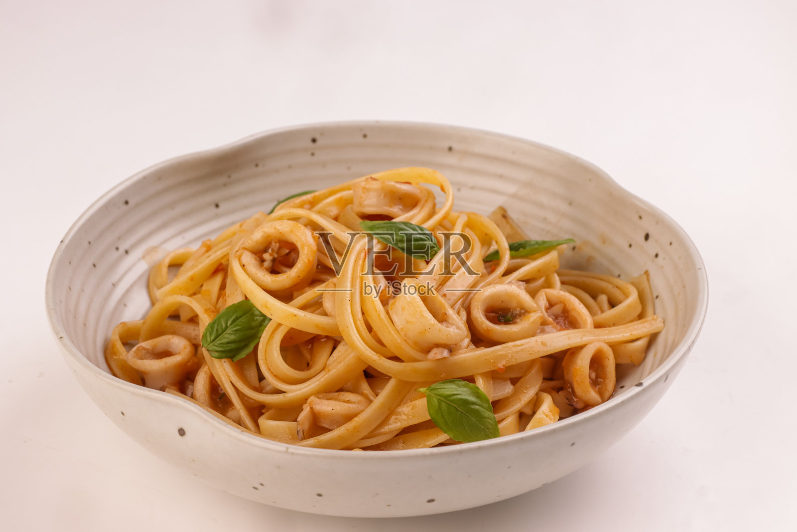 茄汁鱿鱼意面。照片摄影图片