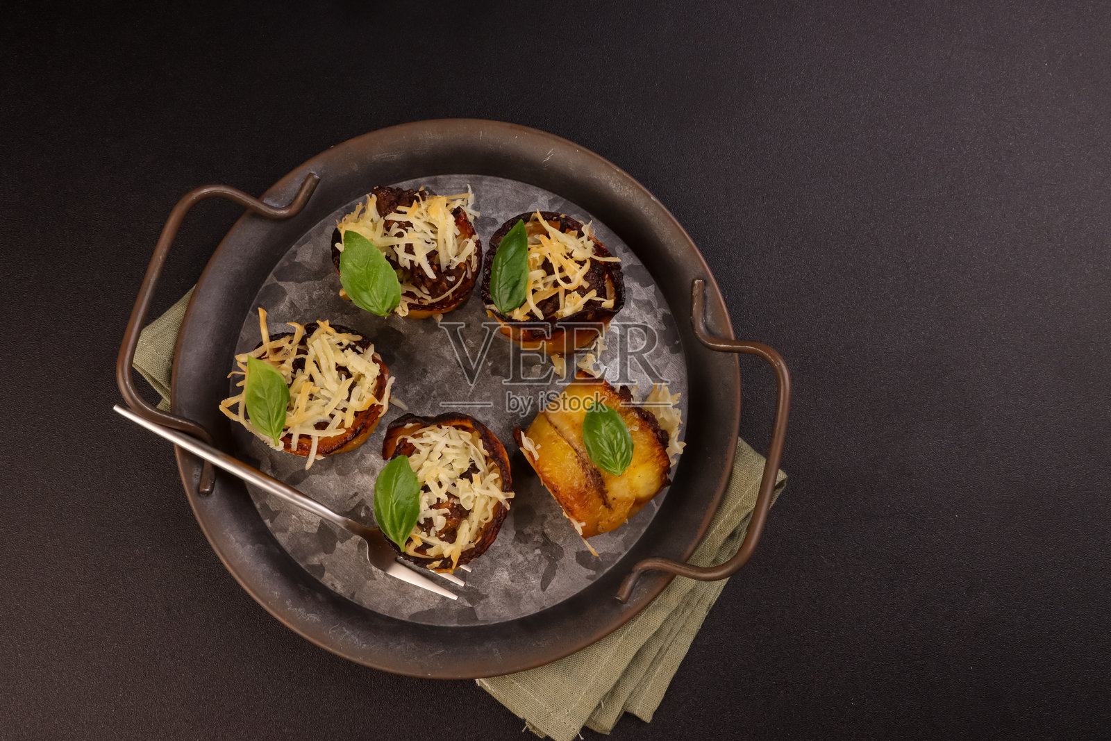 皮奥诺或填充油炸大蕉是美味的大蕉卷填充牛肉馅或皮卡迪罗。波多黎各小吃。照片摄影图片