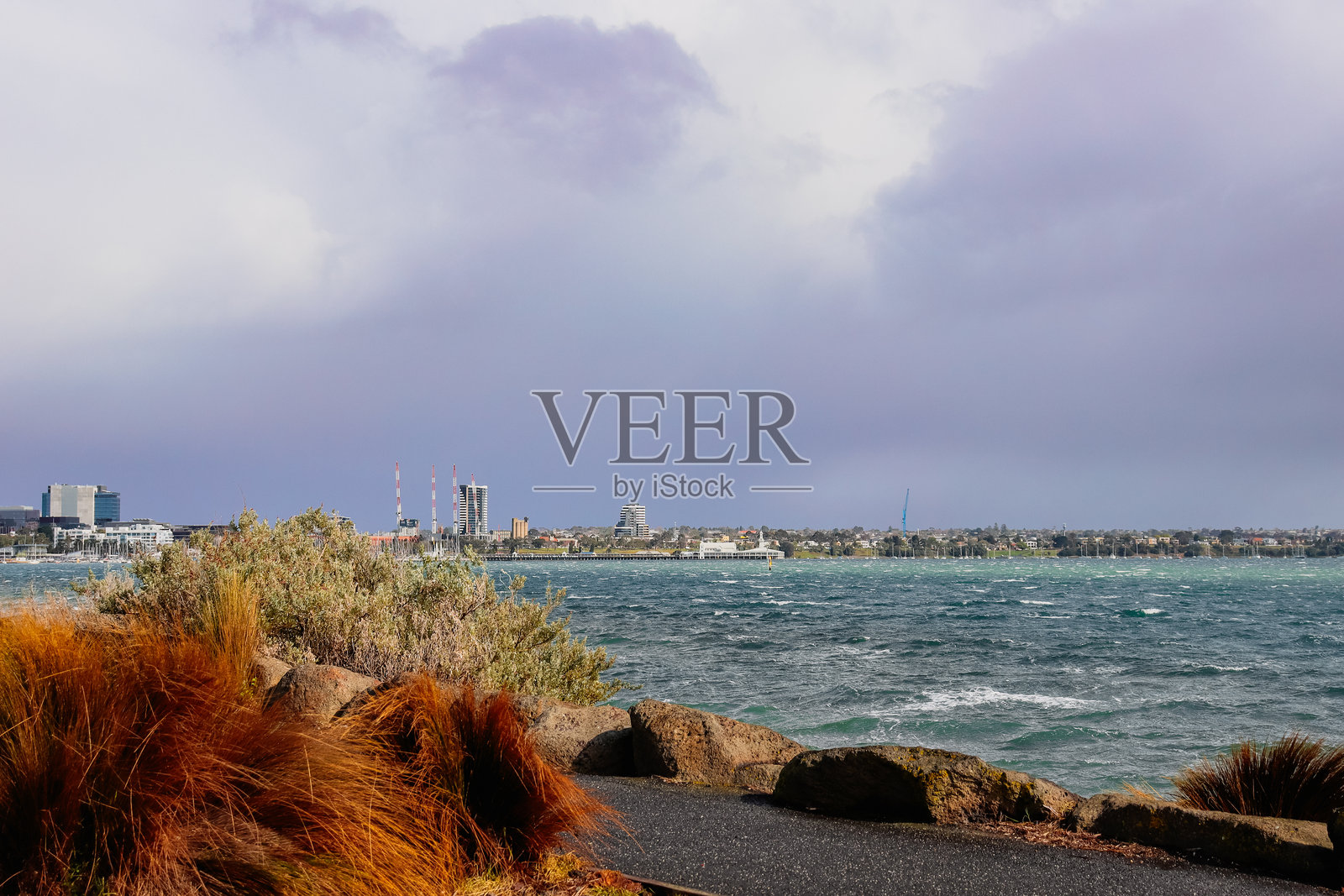 暴风雨天气下的海滨景观照片摄影图片