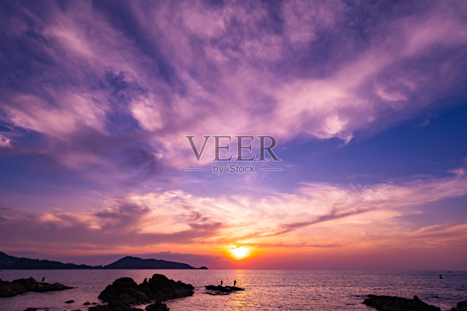 日落的天空,自然美丽的光日落或日出在海上,多彩的戏剧性雄伟的景色天空,令人惊叹的云和波浪在日落的天空自然轻云的背景照片摄影图片