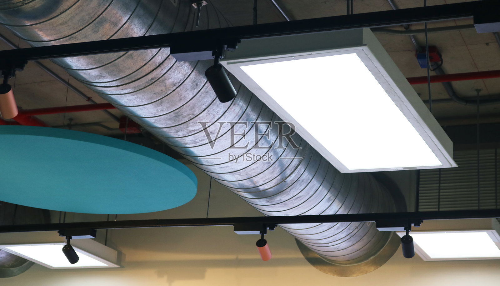 LED平板灯安装悬挂在天花板上。照片摄影图片