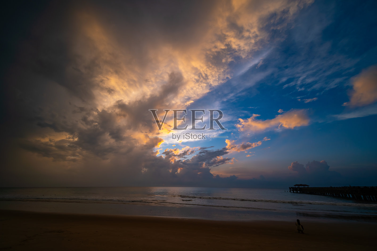 日落的天空,自然美丽的光日落或日出在海上,多彩的戏剧性雄伟的景色天空,令人惊叹的云和波浪在日落的天空自然轻云的背景照片摄影图片