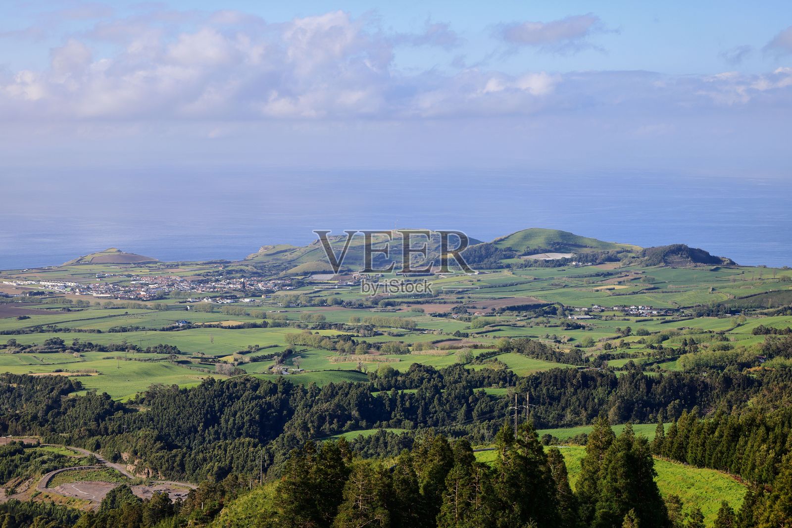 全景的绿色田野和海洋,亚速尔群岛圣米格尔岛葡萄牙照片摄影图片
