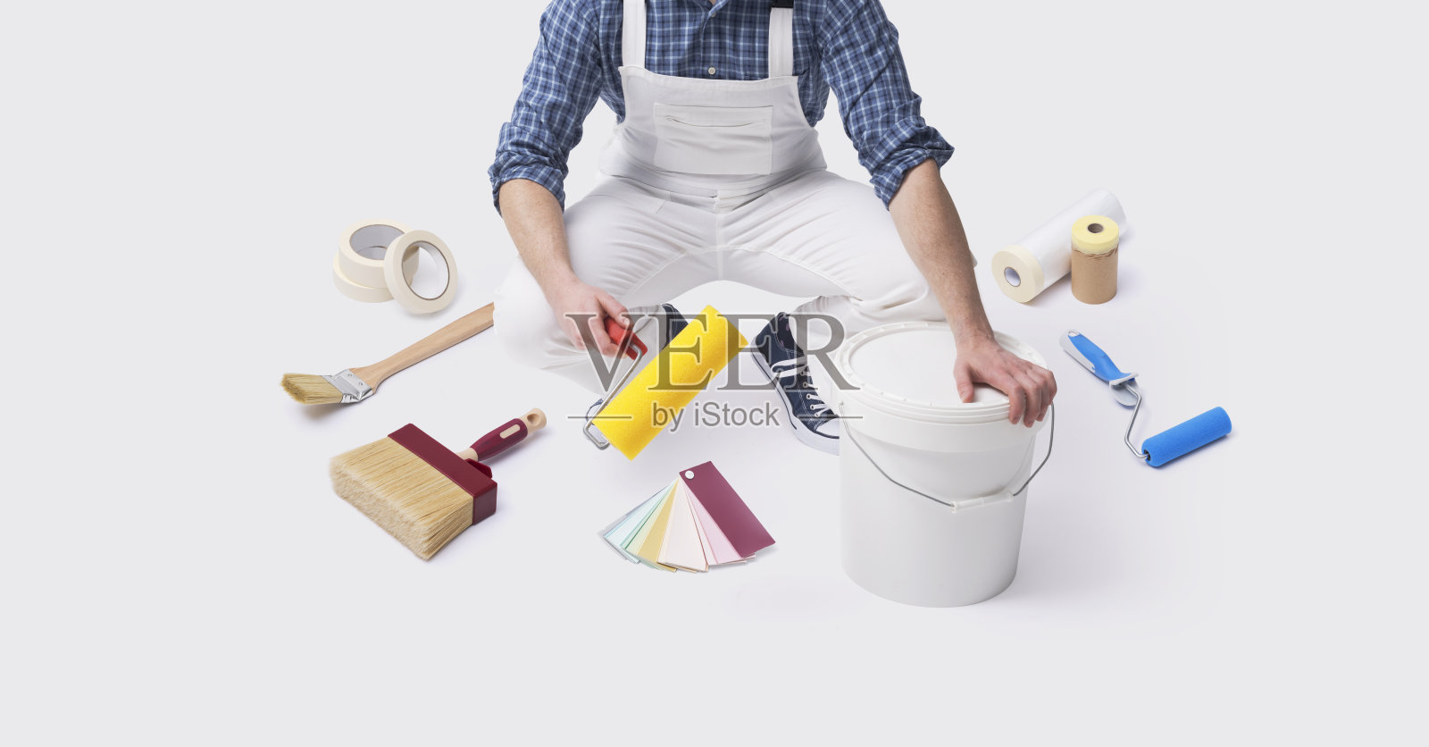 画家周围的专业绘画工具照片摄影图片