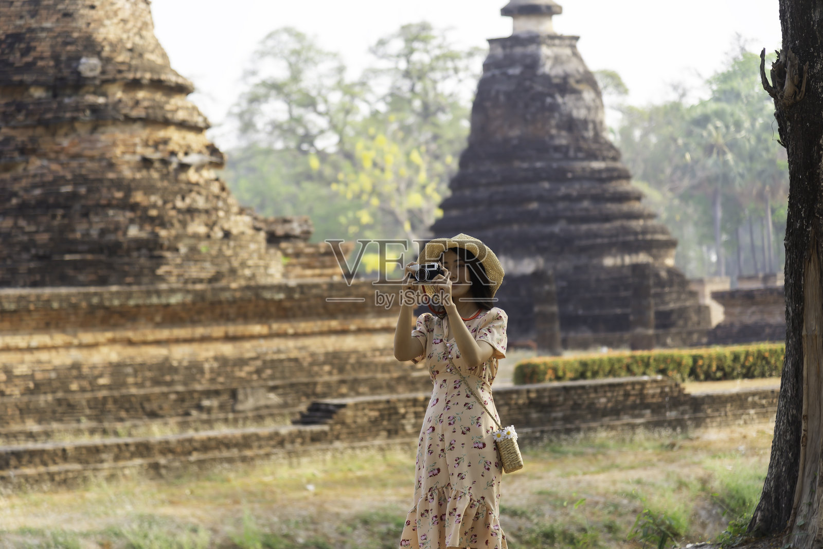 美丽的女人游览泰国的景点和地标,快乐的游客游览东南亚城市照片摄影图片
