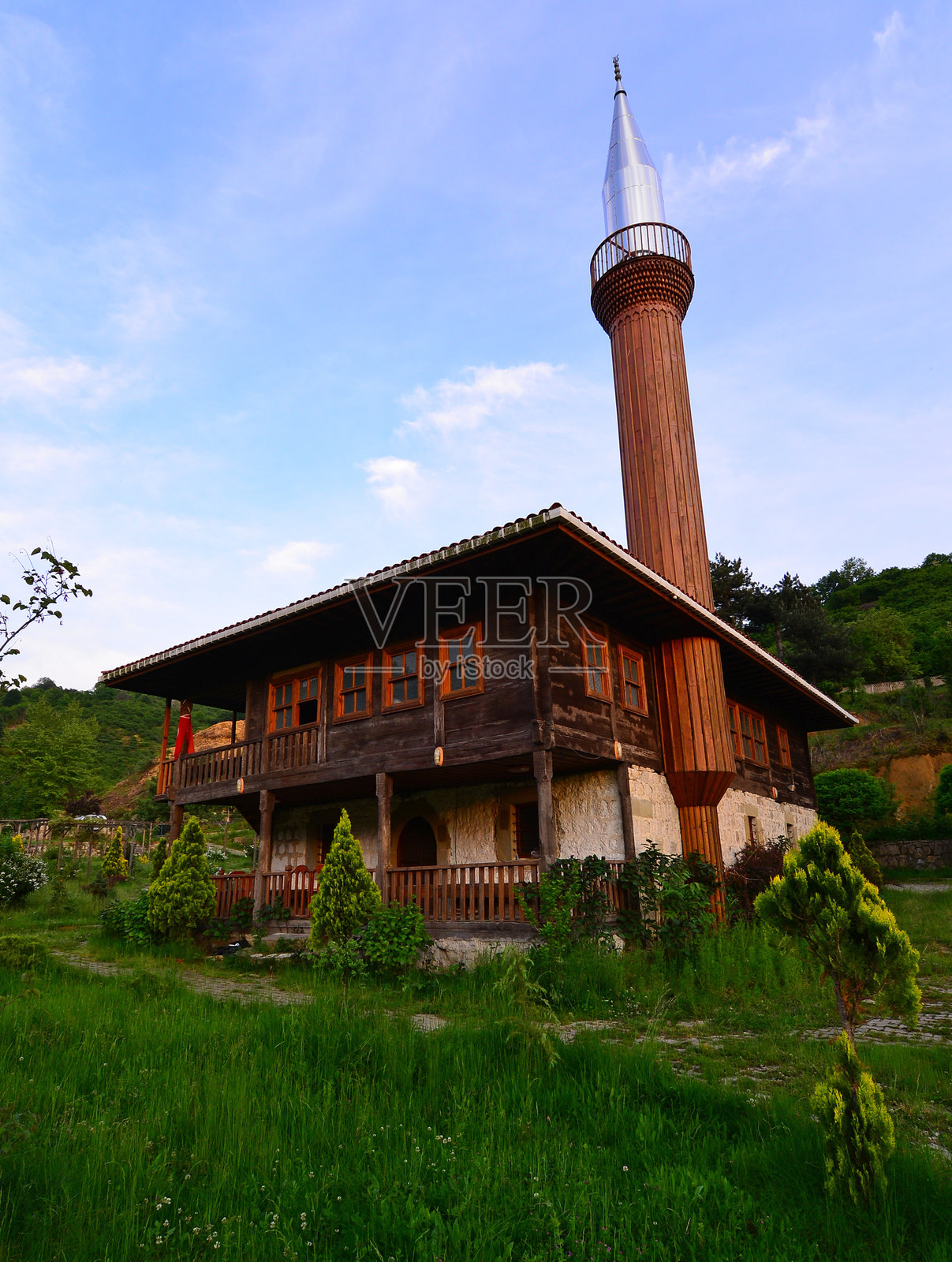位于土耳其杜兹的赫姆辛清真寺建于19世纪。它有木制的建筑。照片摄影图片