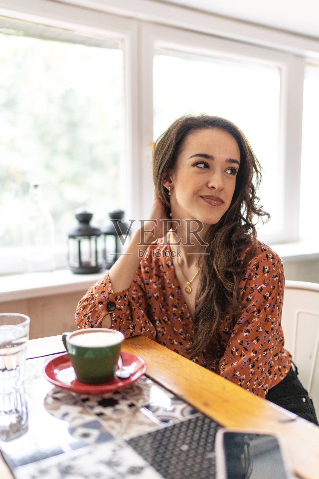 美丽的年轻女子在咖啡馆喝咖啡照片摄影图片