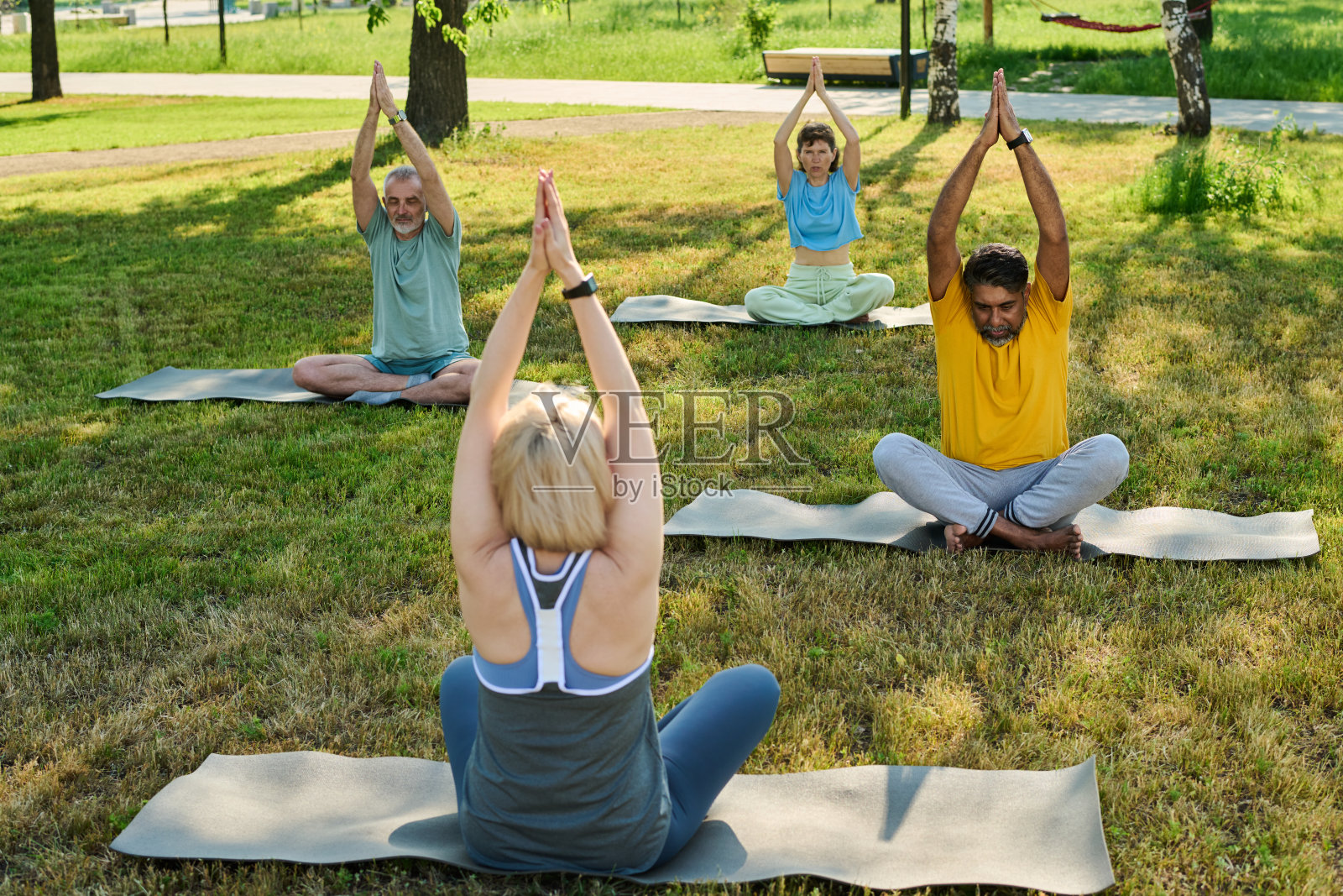 教练和积极锻炼的人照片摄影图片