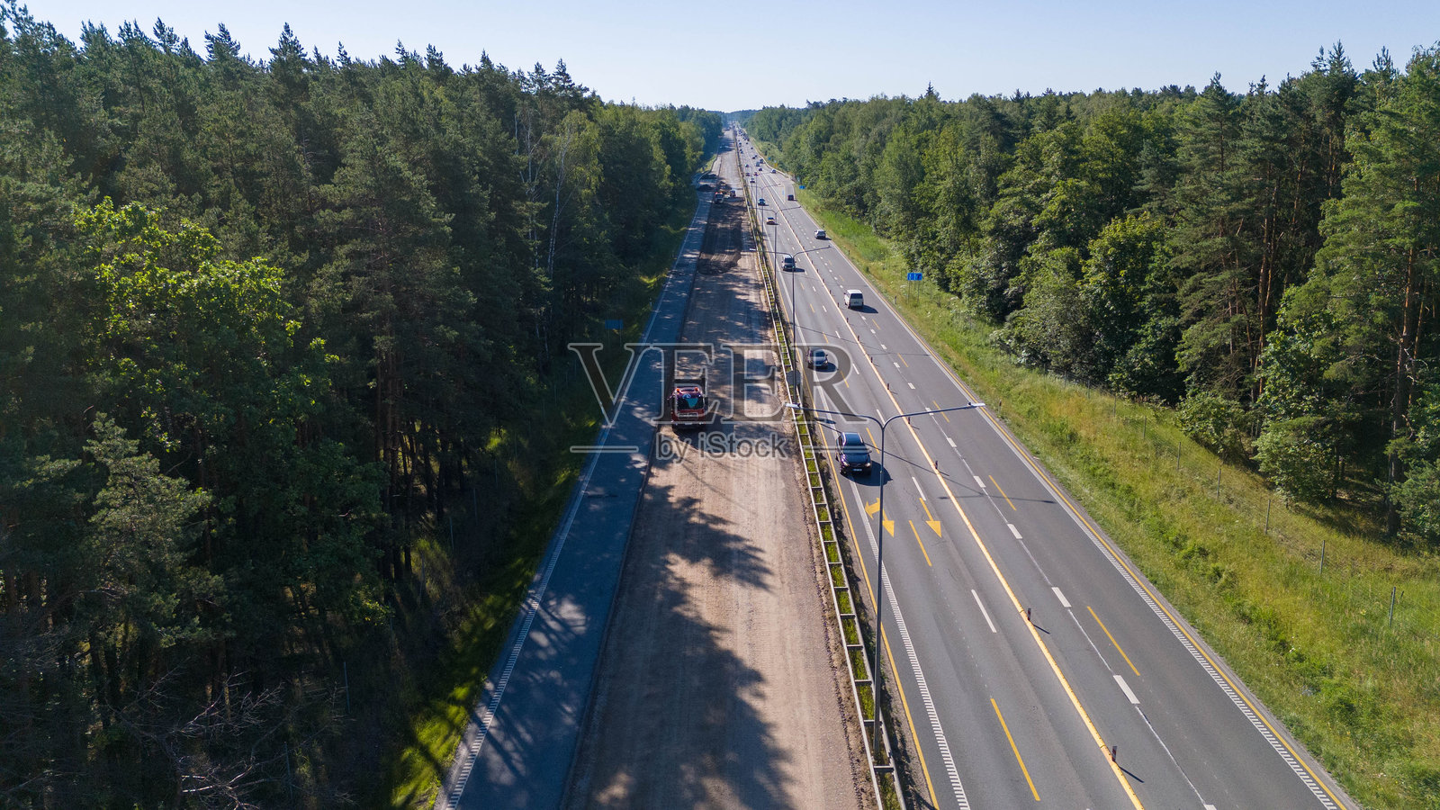 公路鸟瞰图穿过茂密的森林照片摄影图片