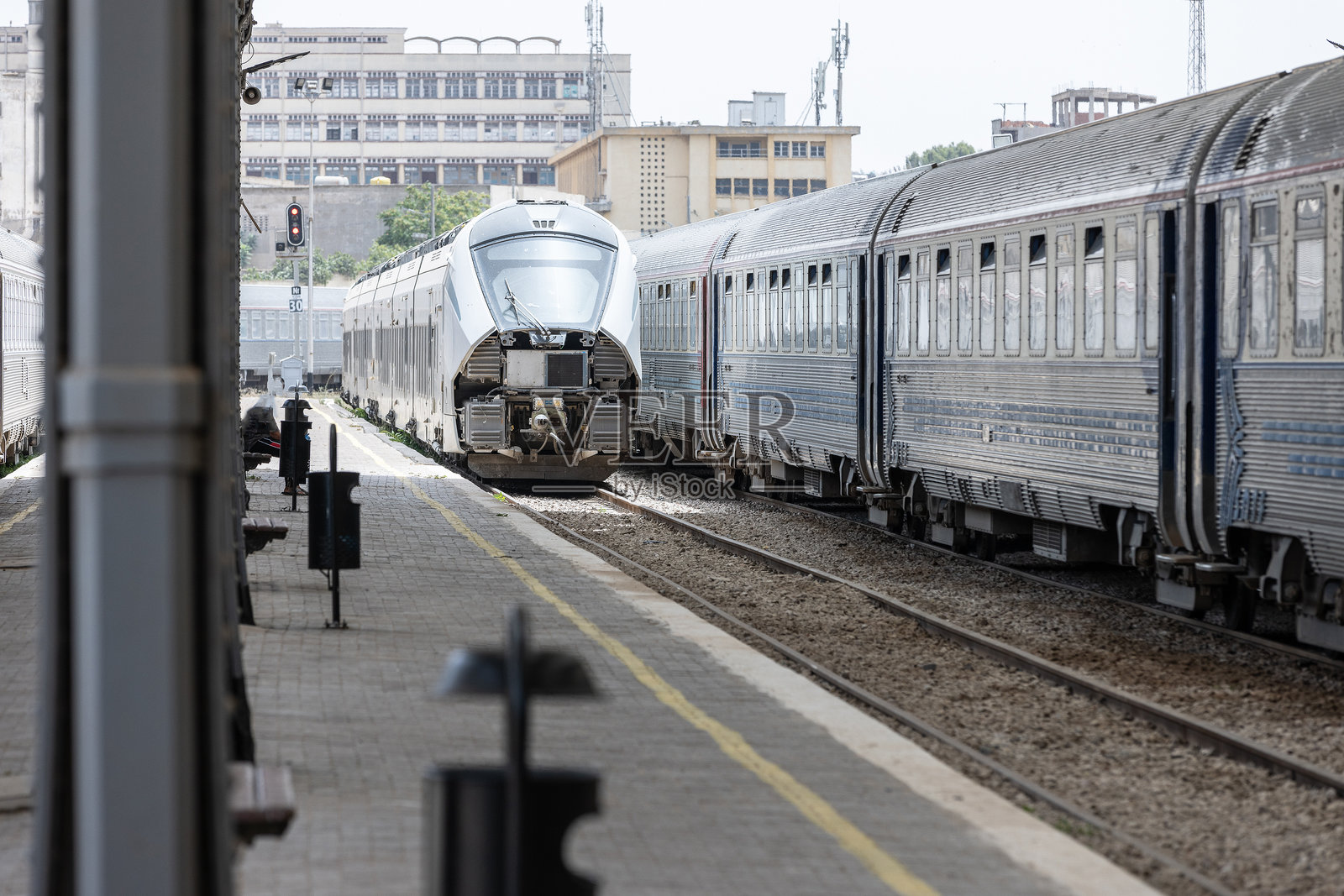 阿尔及利亚奥兰火车站内景。美丽的复古火车站,站台景色,火车开往阿尔及尔和其他城市。照片摄影图片