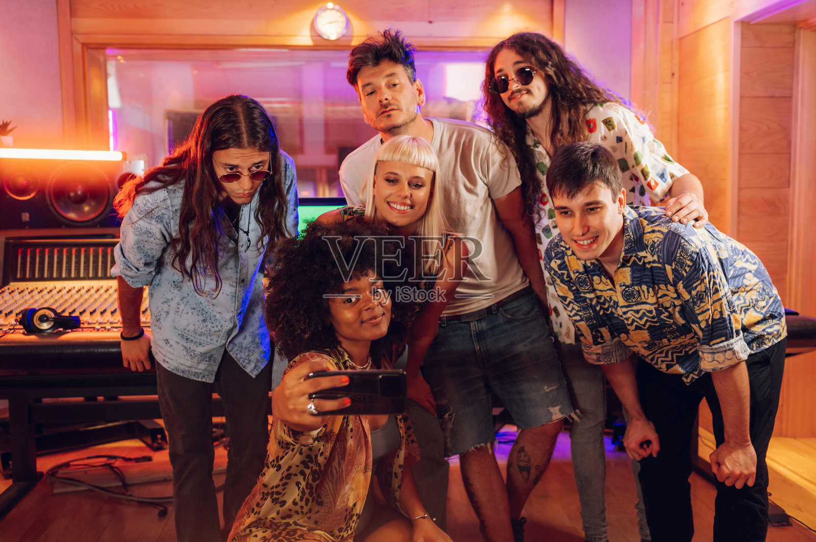 多种族乐队录制新歌后给自己拍了一张照片照片摄影图片