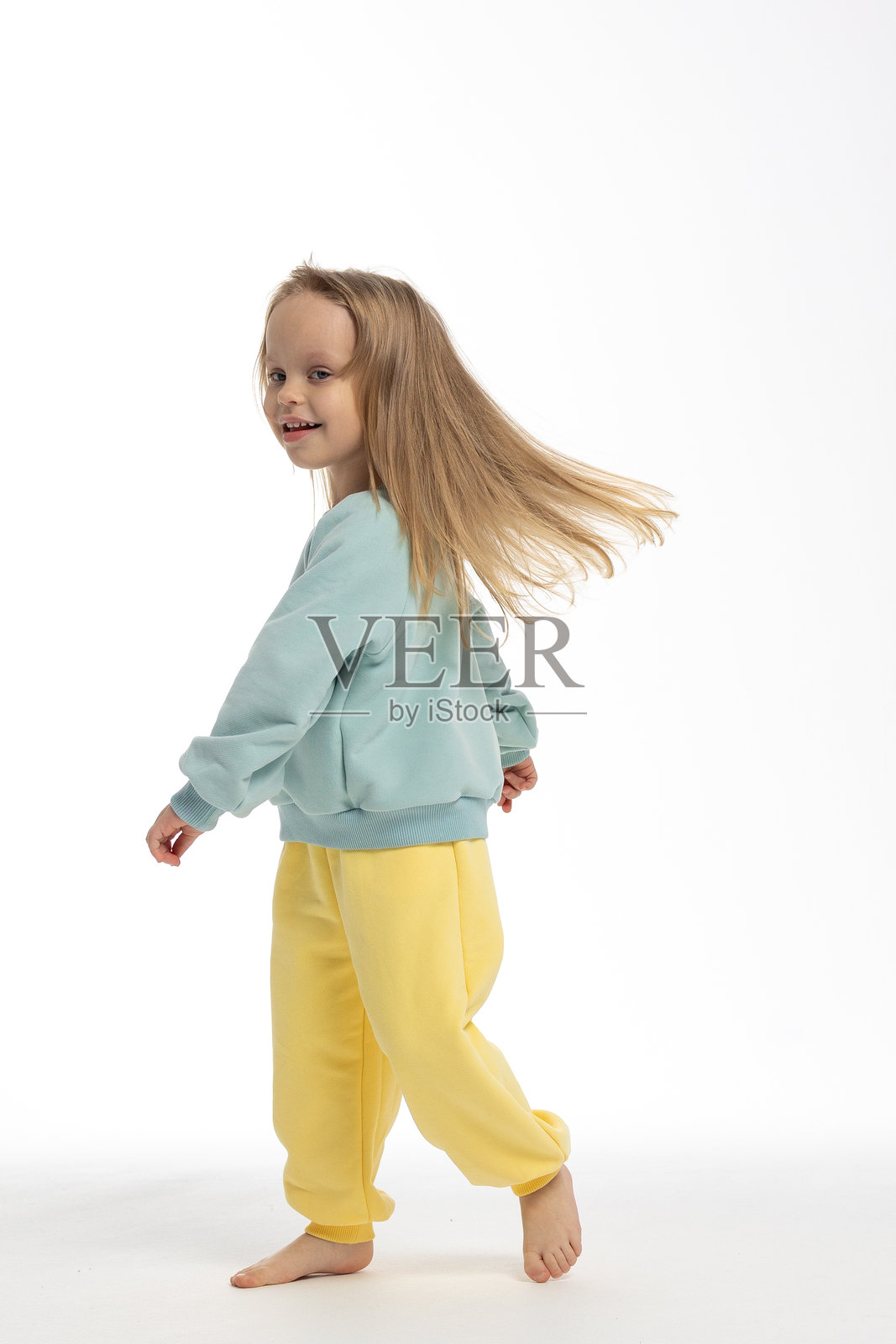 美丽可爱的小女孩的肖像。脸很滑稽的孩子。在白色背景的工作室里,漂亮的微笑孩子照片摄影图片