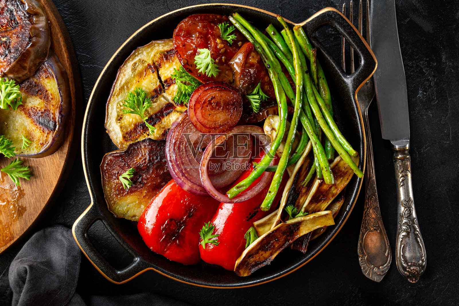 烤蔬菜-茄子,辣椒,洋葱,西红柿和豆类在黑色背景顶视图照片摄影图片