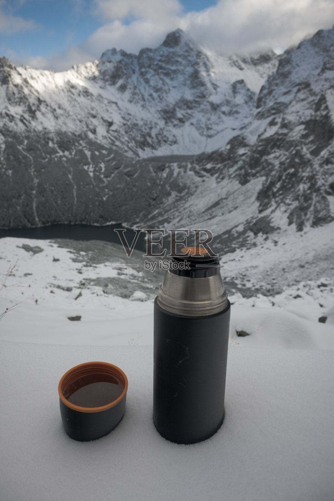 在高塔特拉美丽的风景中,从保温瓶里喝一杯热饮。照片摄影图片