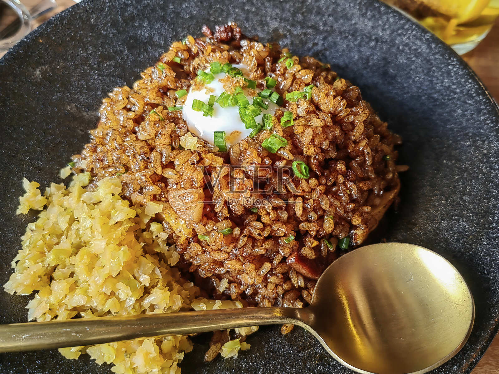 炒饭、南瓜汤和各种配菜、韩国菜、柠檬茶。照片摄影图片