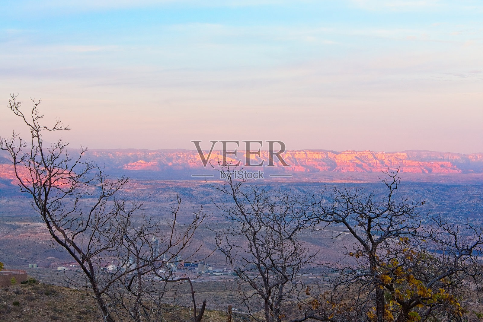 从亚利桑那州杰罗姆看到的日落的佛得角谷。照片摄影图片