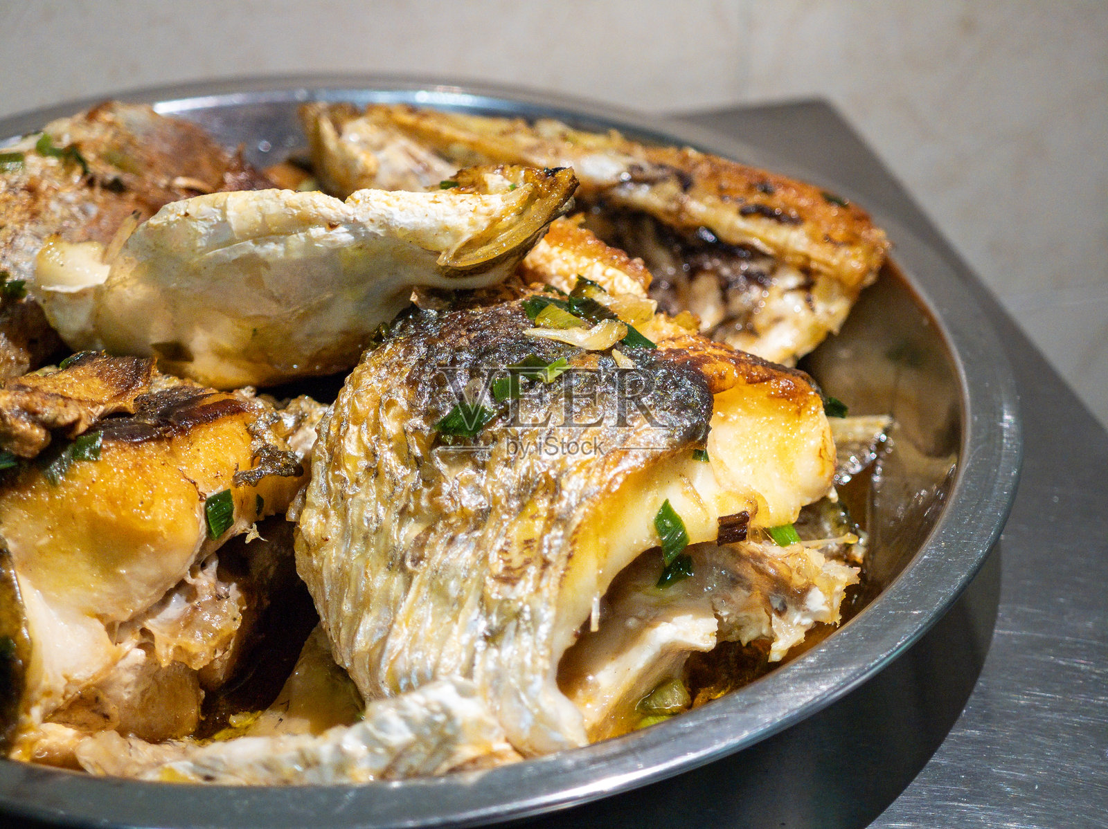 外脆里嫩的家常煎鱼照片摄影图片