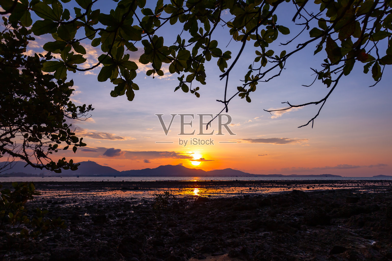 日落的天空,自然美丽的光日落或日出在海上,多彩的戏剧性雄伟的景色天空,令人惊叹的云和波浪在日落的天空自然轻云的背景照片摄影图片