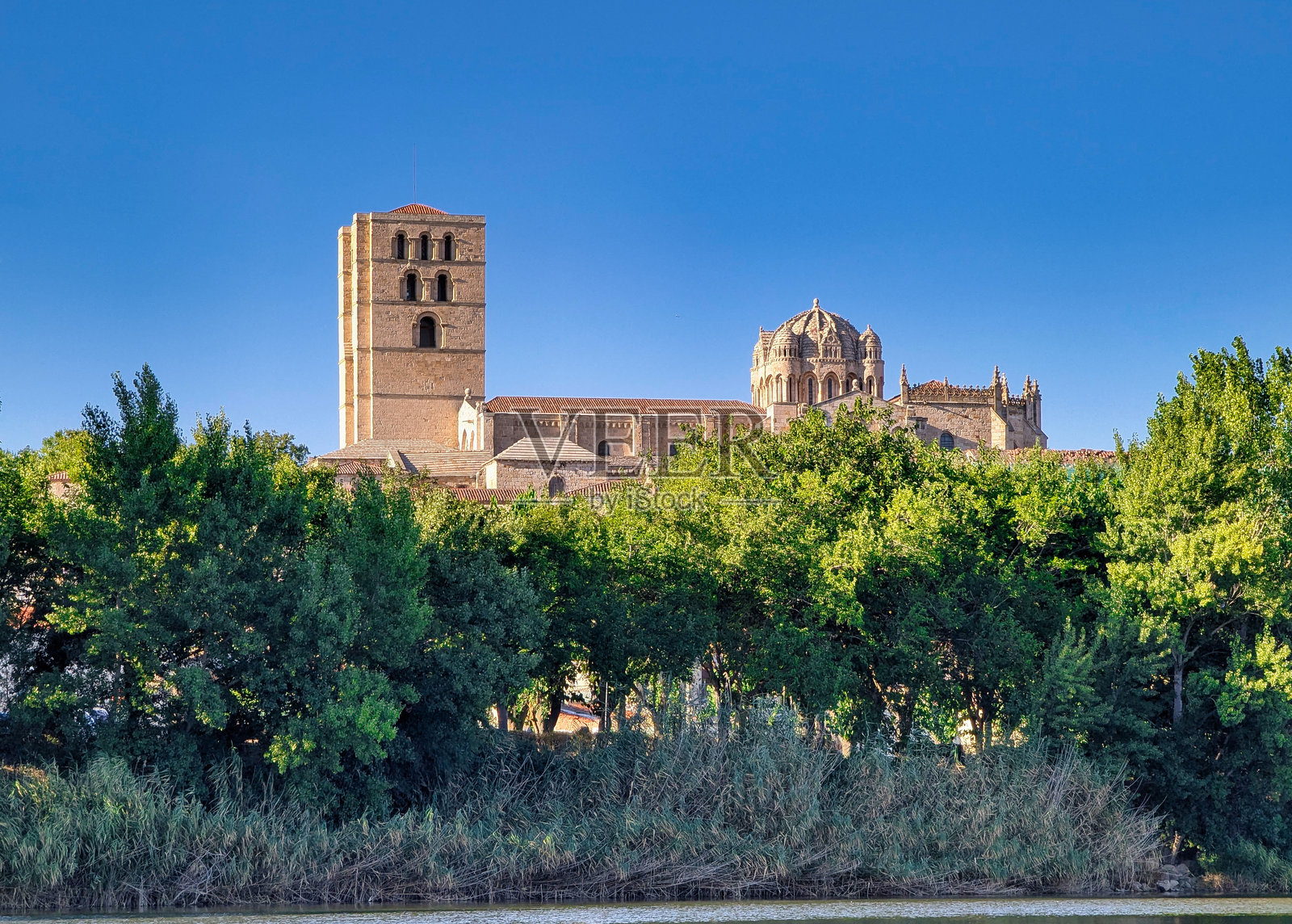 西班牙萨莫拉罗马式大教堂照片摄影图片