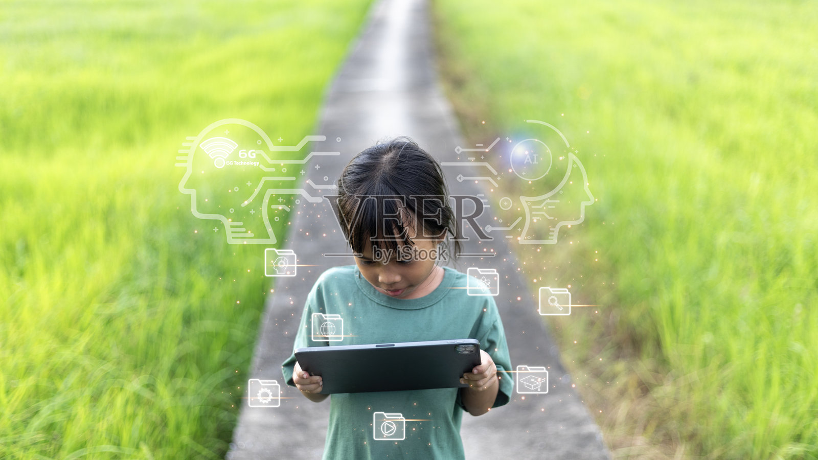 一个年轻女孩在偏远的稻田里拿着一台信号快速的6G平板电脑。照片摄影图片