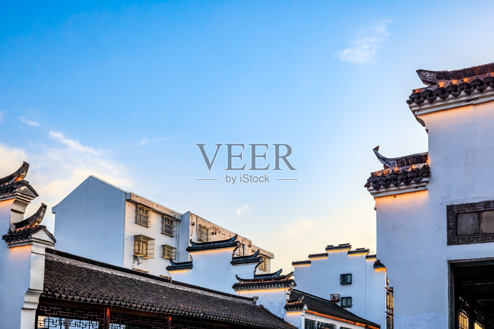 日落时分的古建筑外观背景照片摄影图片