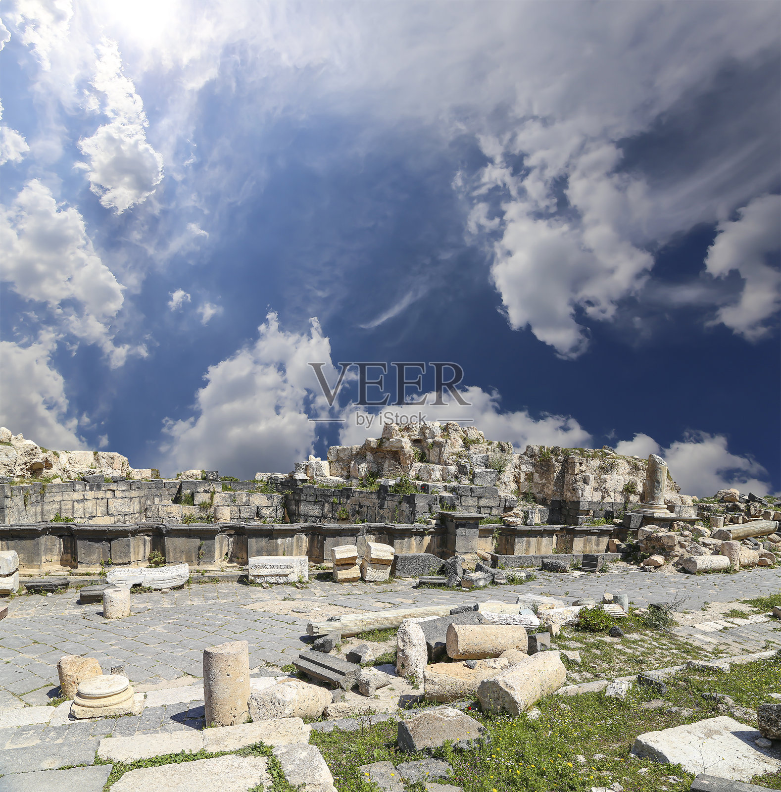 约旦北部盖达拉古镇遗址附近的乌姆盖斯罗马遗址,以美丽的云彩天空为背景照片摄影图片