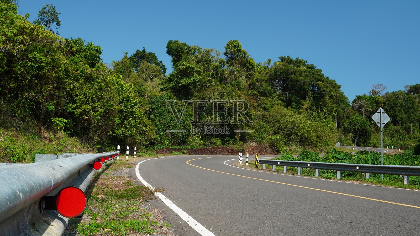 热带森林与公路和设施照片摄影图片