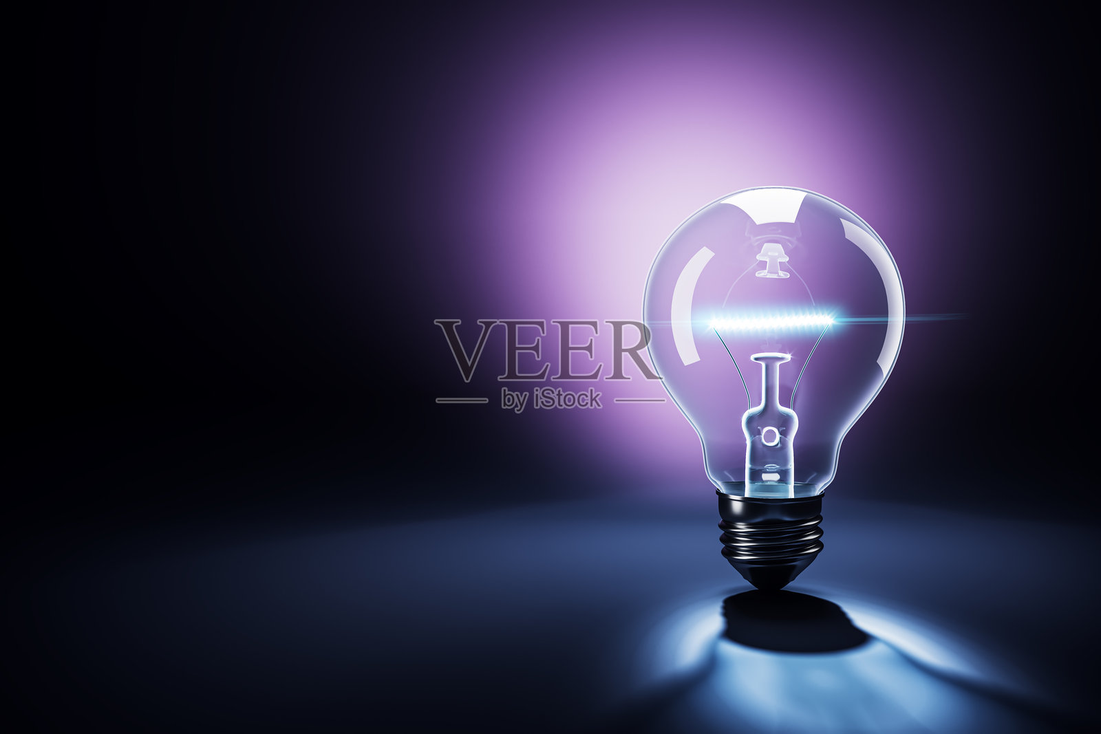 被照亮的灯泡在黑暗的背景上发出紫色的光。三维渲染照片摄影图片