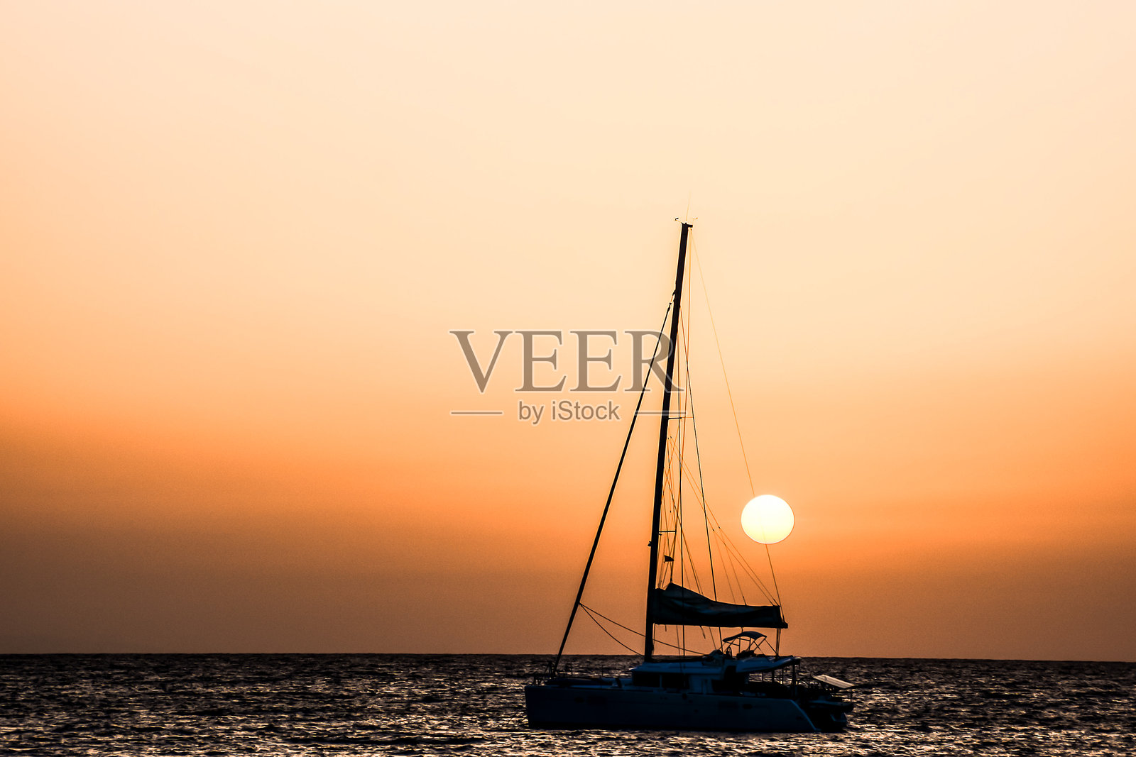 日落时帆船的剪影照片摄影图片