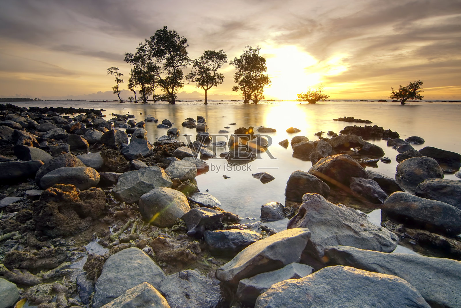 印尼萨瓦纳海滩的岩石和海浪照片摄影图片