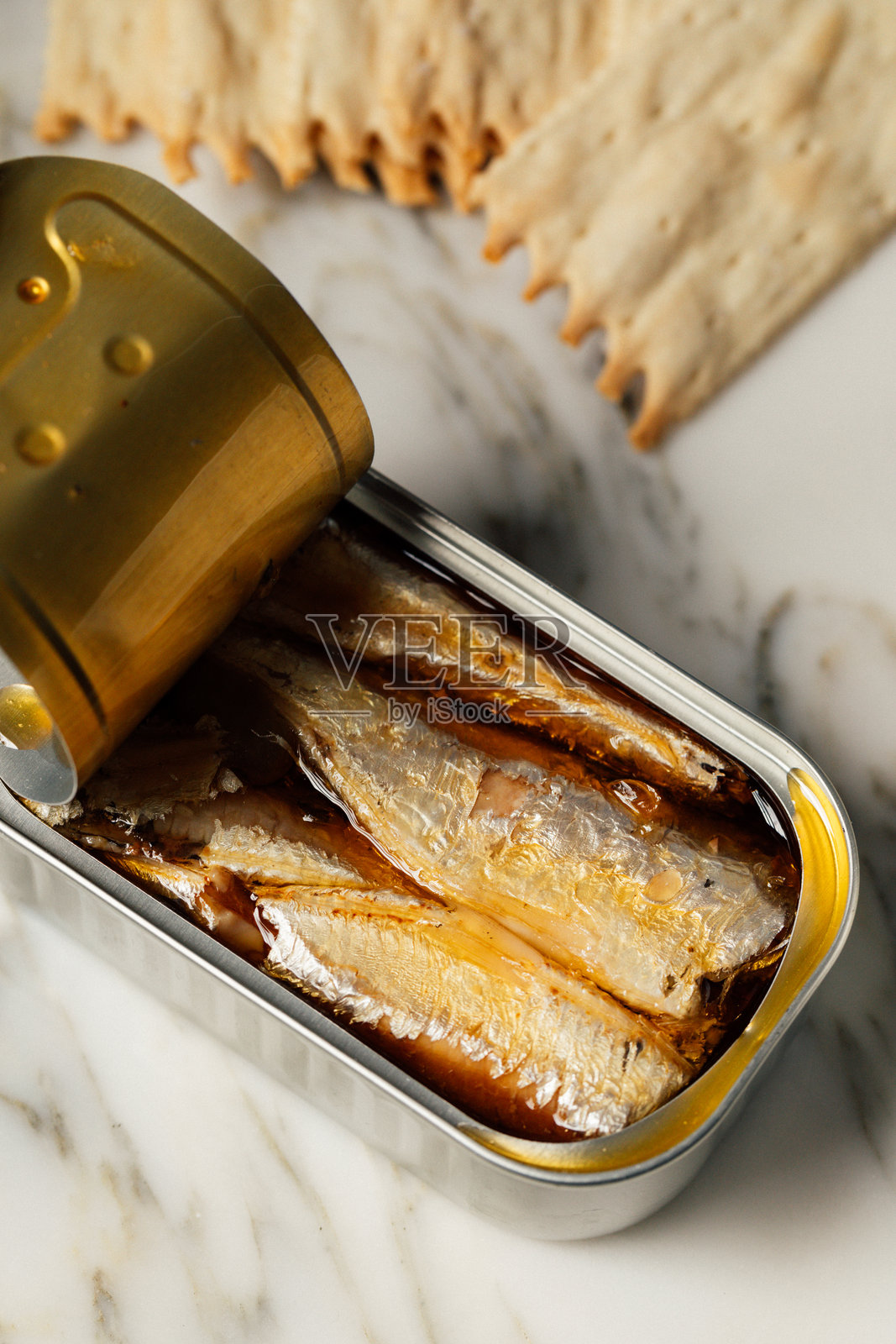 橄榄油沙丁鱼和饼干照片摄影图片