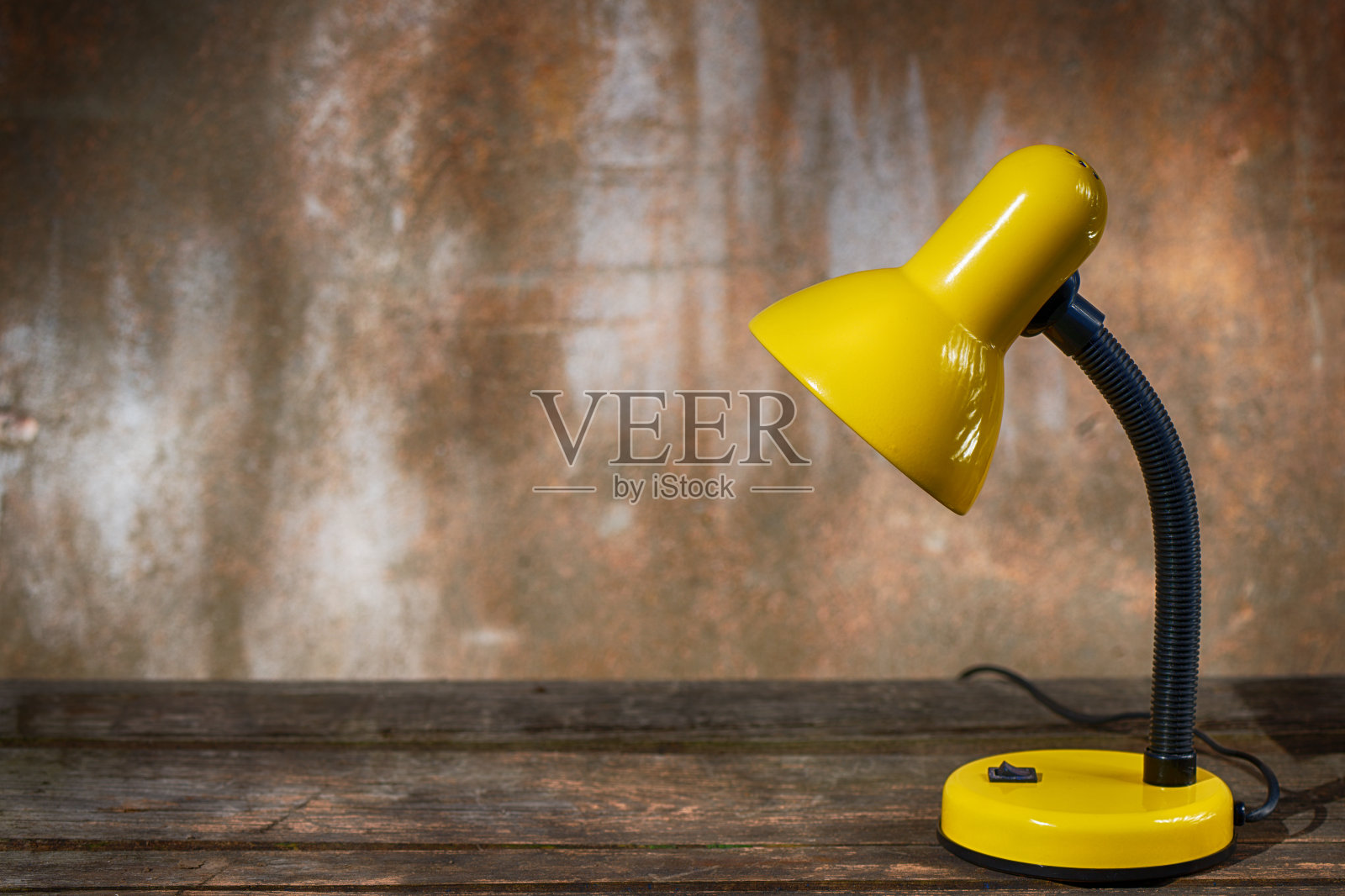 一盏台灯放在破旧的背景下的旧木板上照片摄影图片