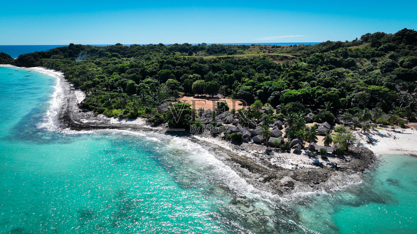在一个晴朗的日子里,马达加斯加的Nosy Iranja岛鸟瞰图展示了迷人的海滩和郁郁葱葱的绿色植物照片摄影图片