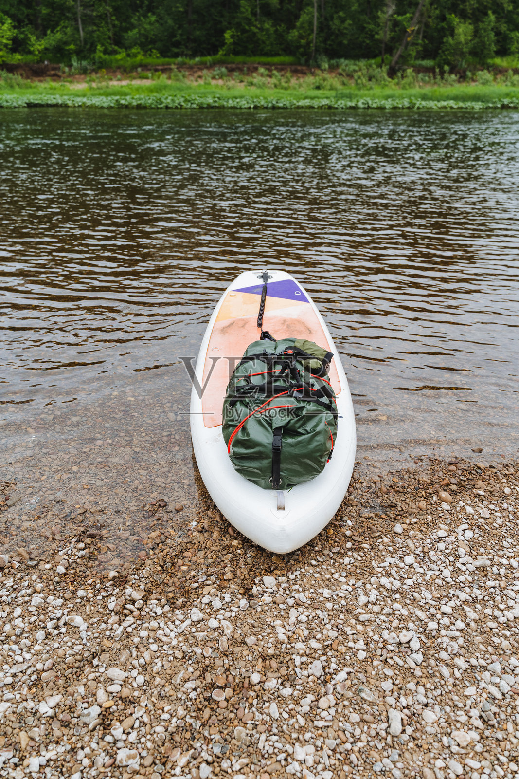 当皮划艇在平静的湖边平静地休息时,一个宁静的场景展开了,与自然美丽地融为一体,创造了一个放松和放松的宁静氛围照片摄影图片