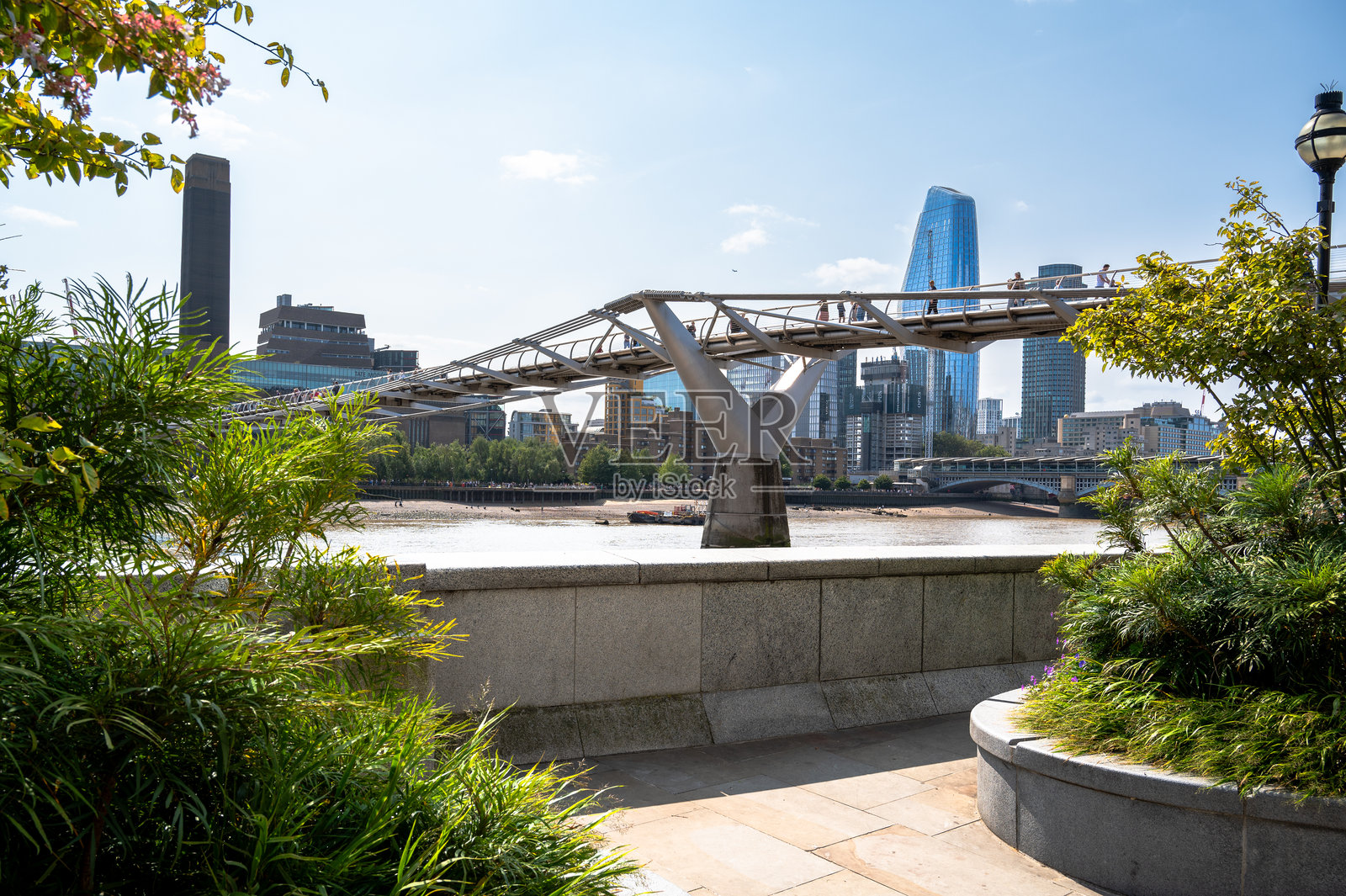 夏季泰晤士河千禧桥河滨景观照片摄影图片