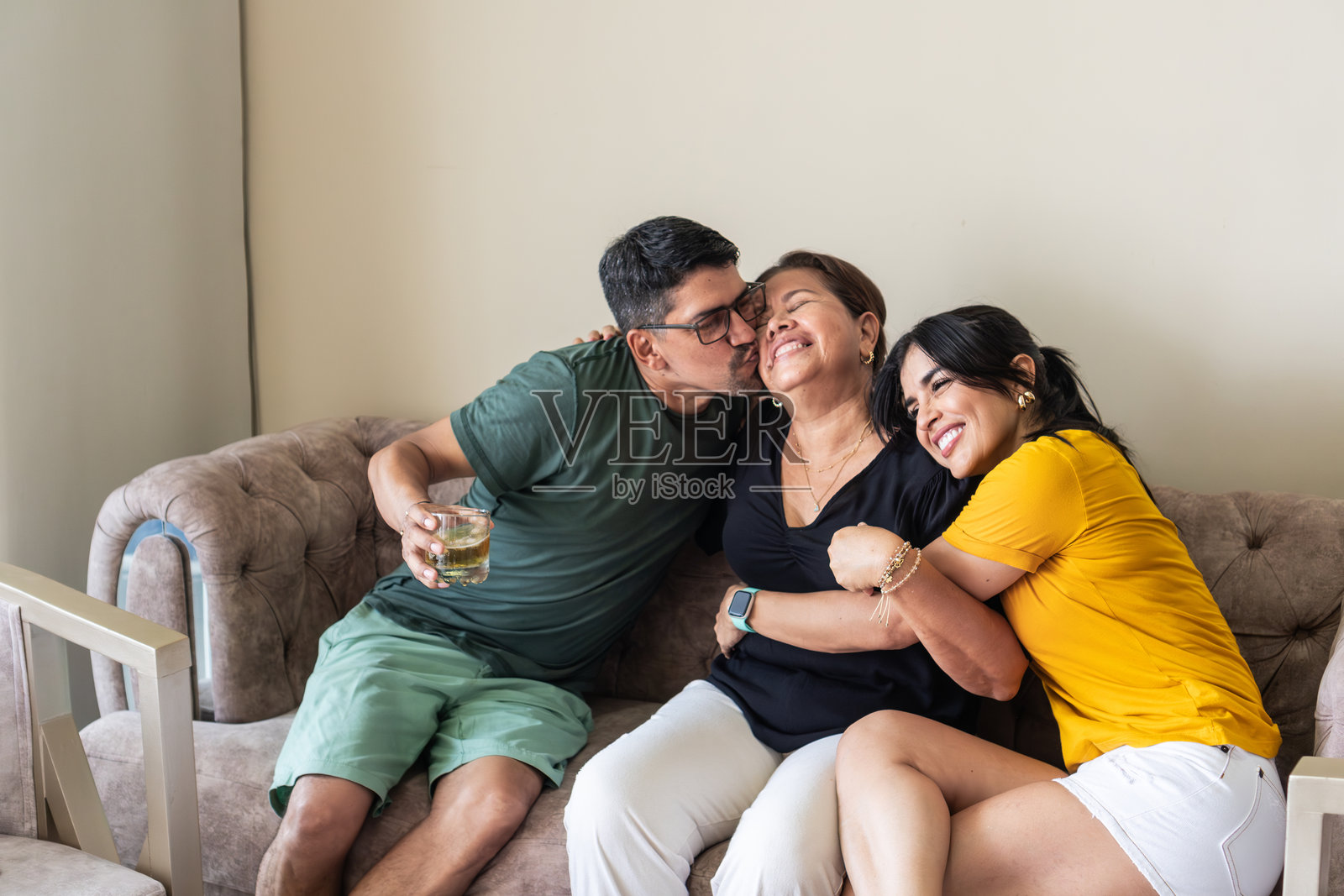 家庭在沙发上拥抱和亲吻,增进感情照片摄影图片