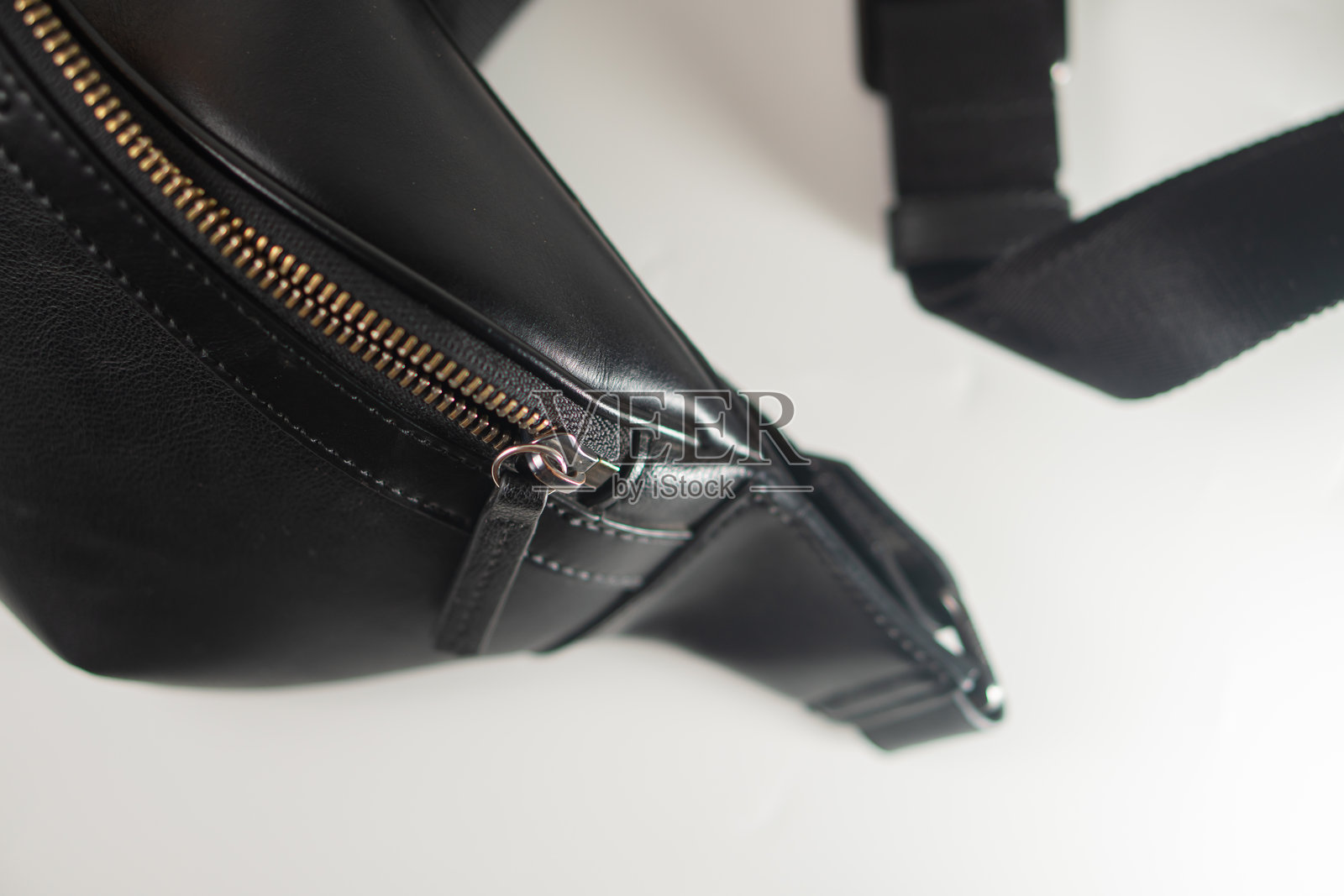 时尚黑色拉链皮包照片摄影图片