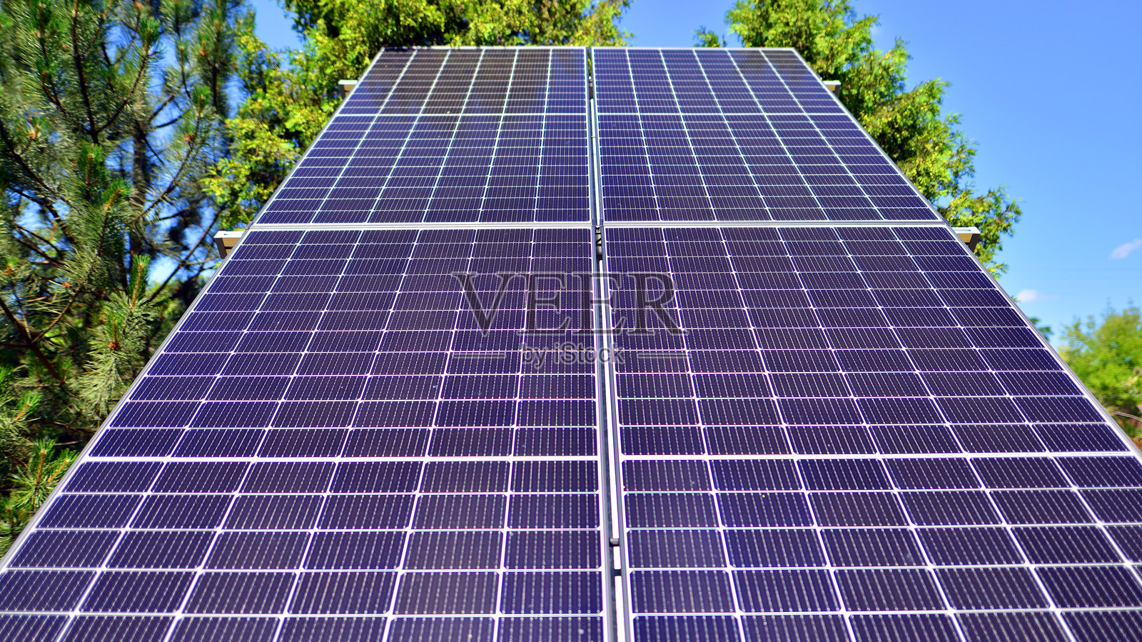 蓝天下的一组太阳能电池板照片摄影图片