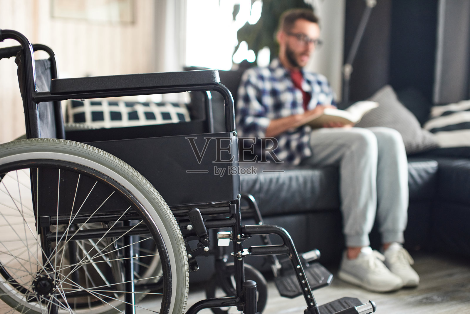 站在年轻人面前的轮椅照片摄影图片