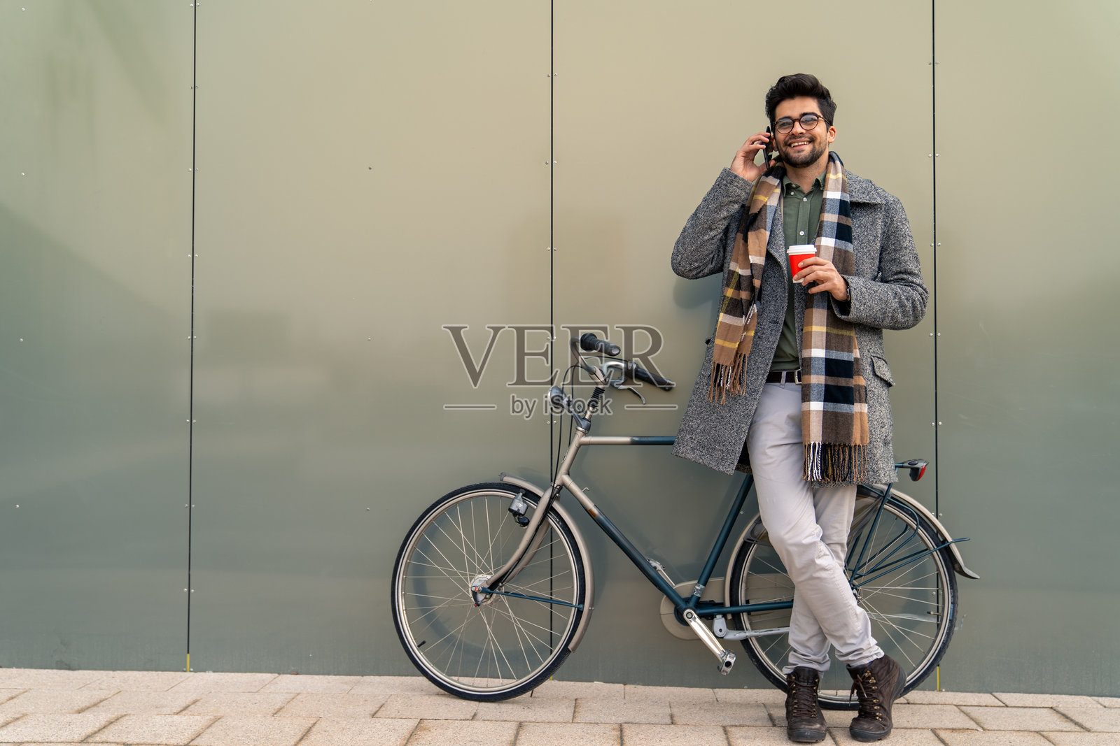 休息时骑自行车的年轻商人照片摄影图片