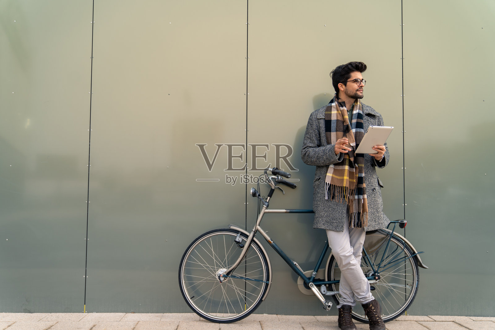 咖啡休息期间带着自行车和平板电脑的白人商务男士照片摄影图片